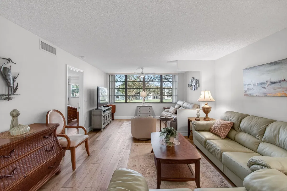 Unit 204 photo 10