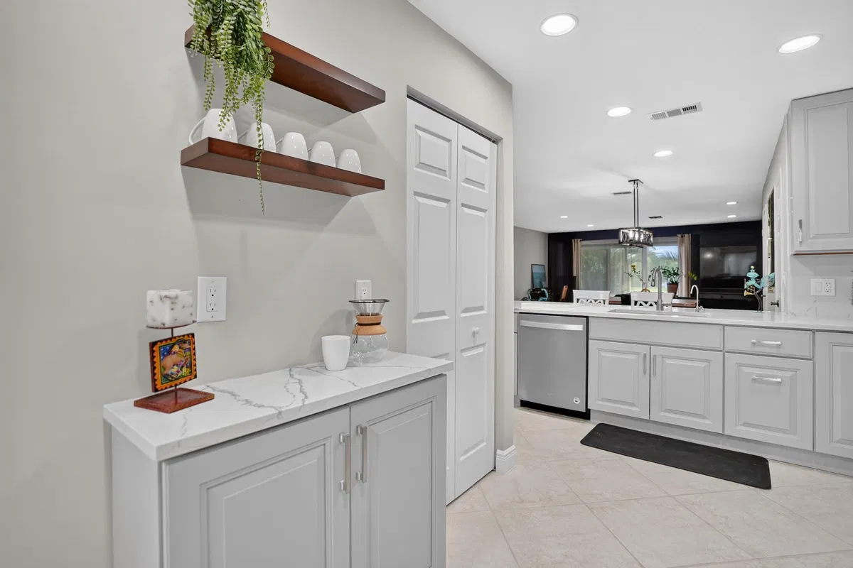 Unit 130 photo 10