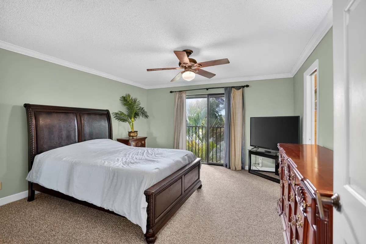Unit 130 photo 31