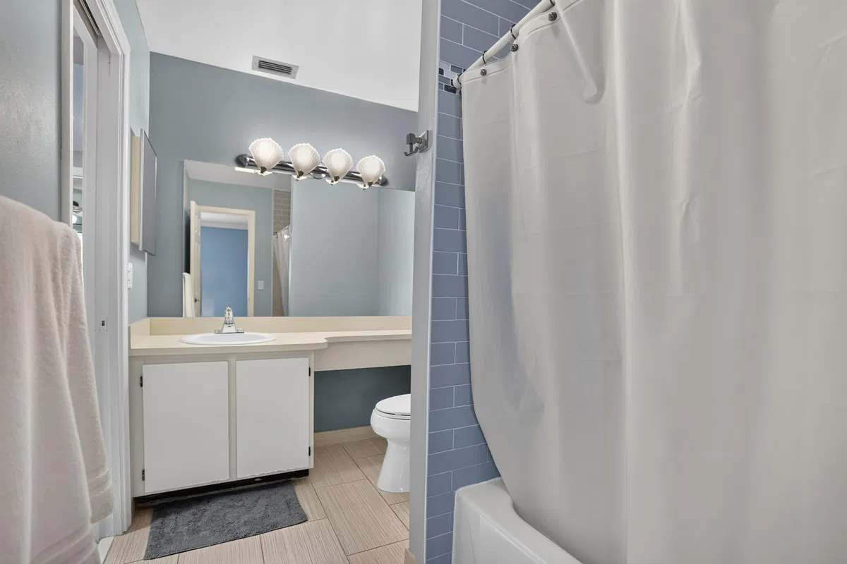 Unit 130 photo 34