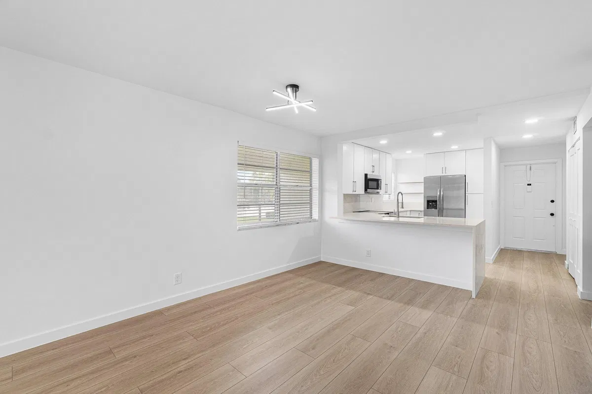 Unit 2080 photo 13