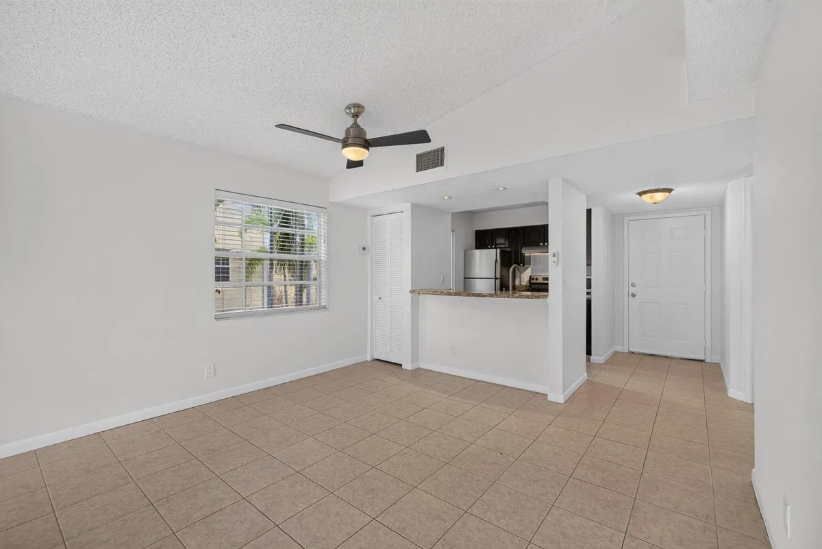Unit Unit 204 photo 4