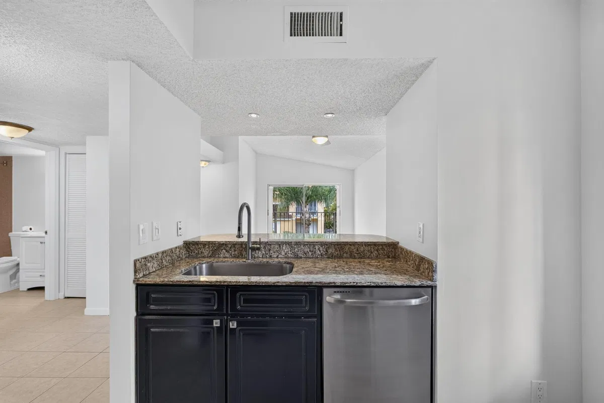 Unit Unit 204 photo 7
