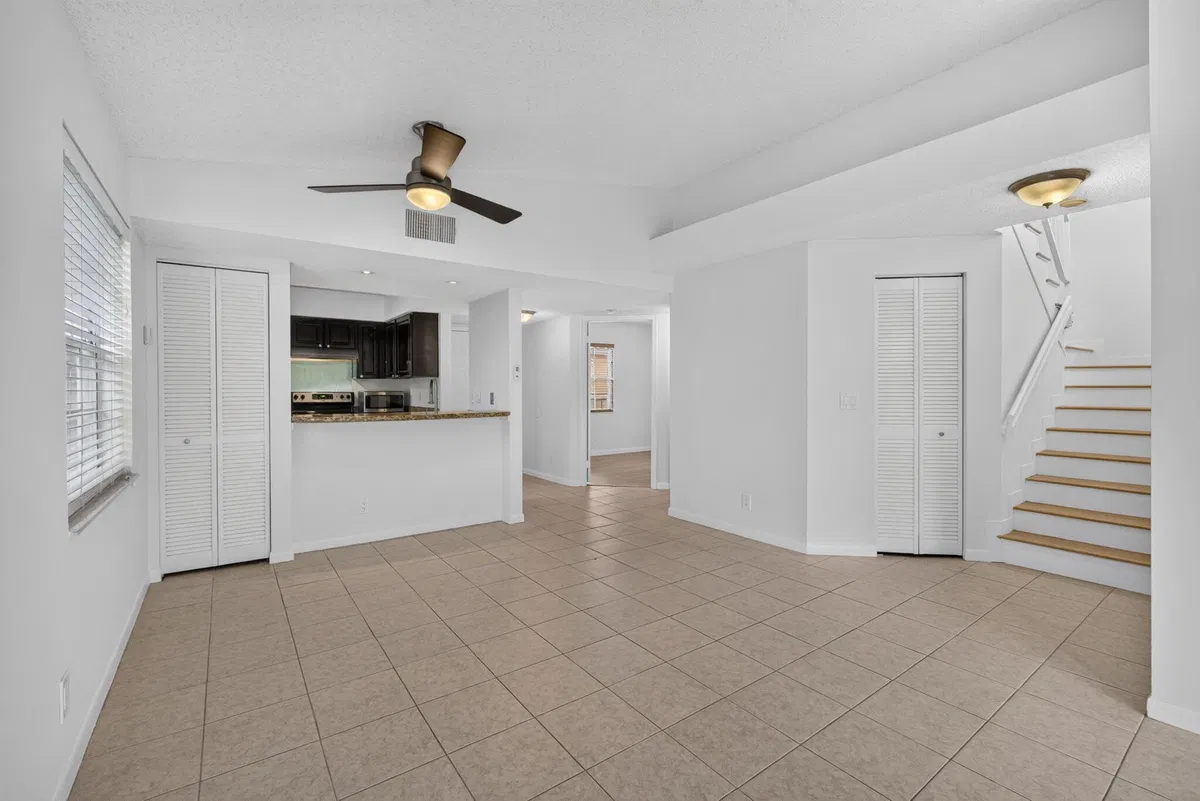Unit Unit 204 photo 16