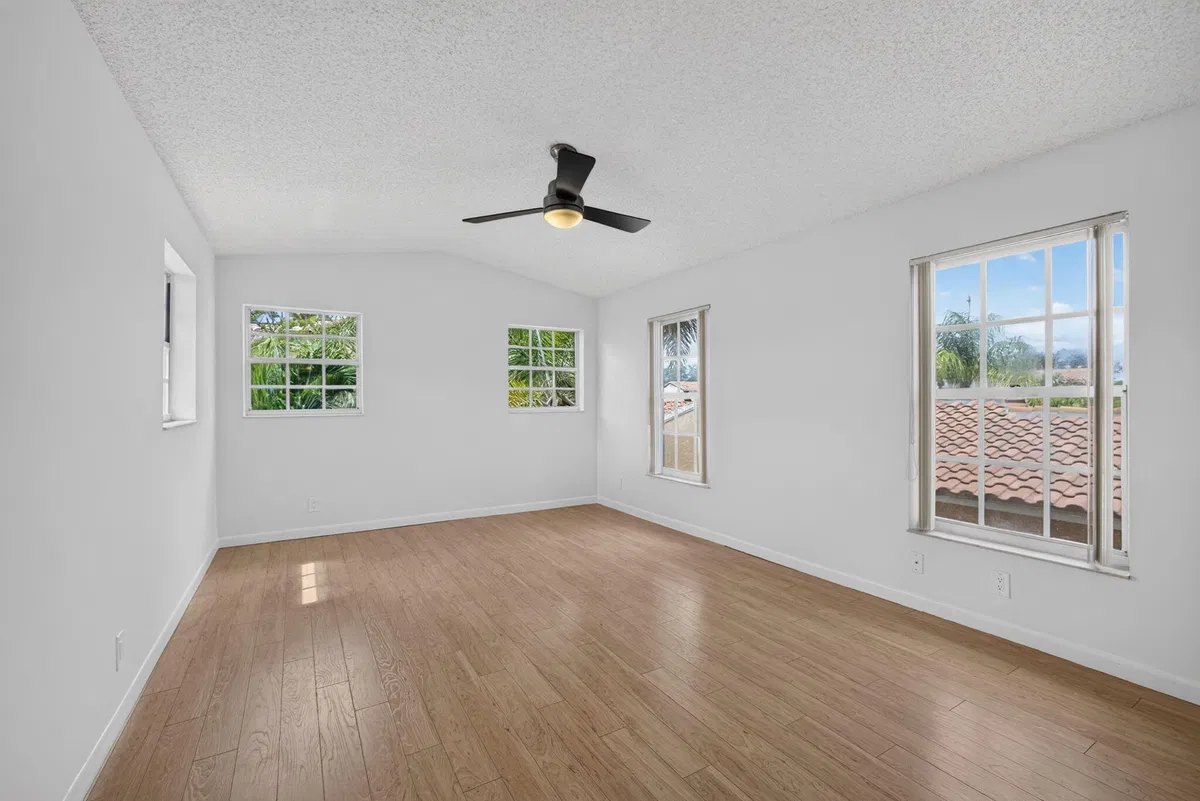 Unit Unit 204 photo 19