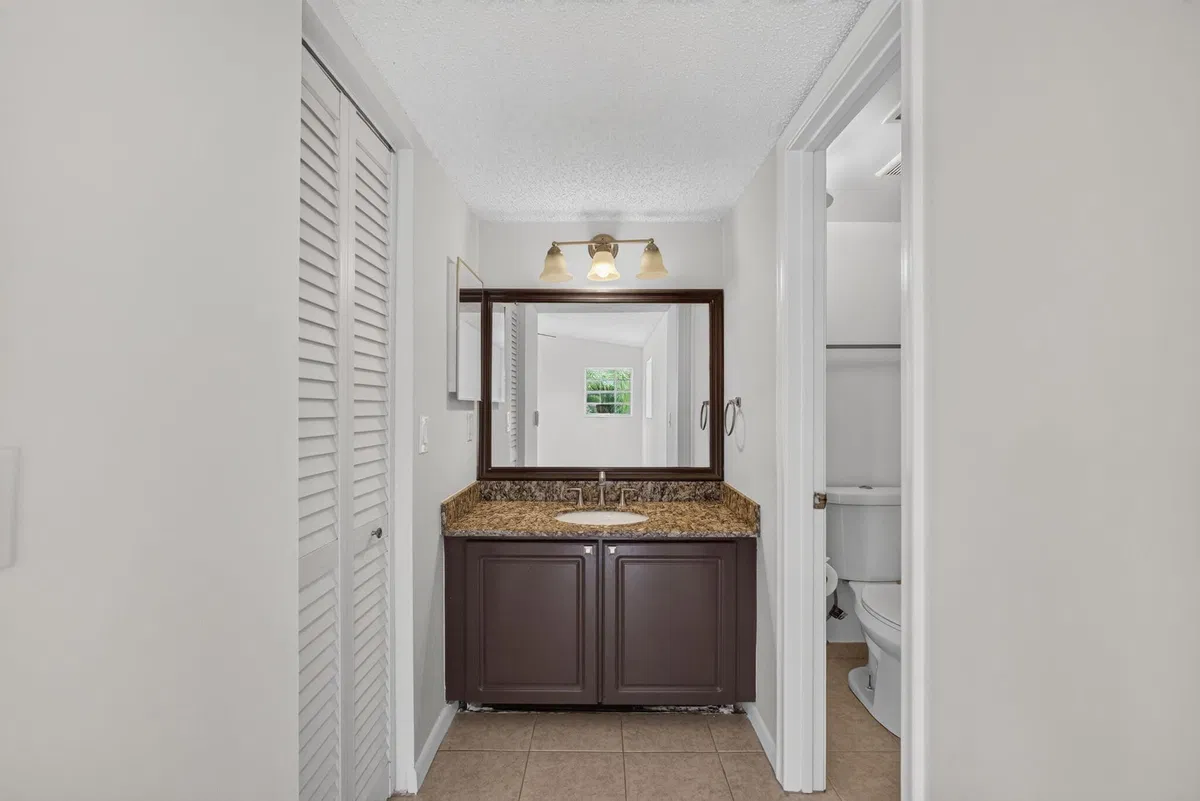 Unit Unit 204 photo 22