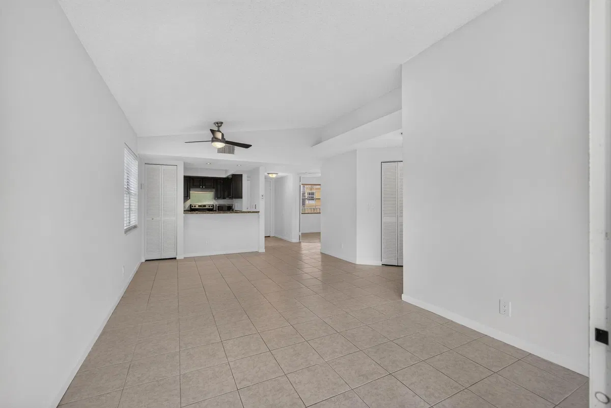 Unit Unit 204 photo 25