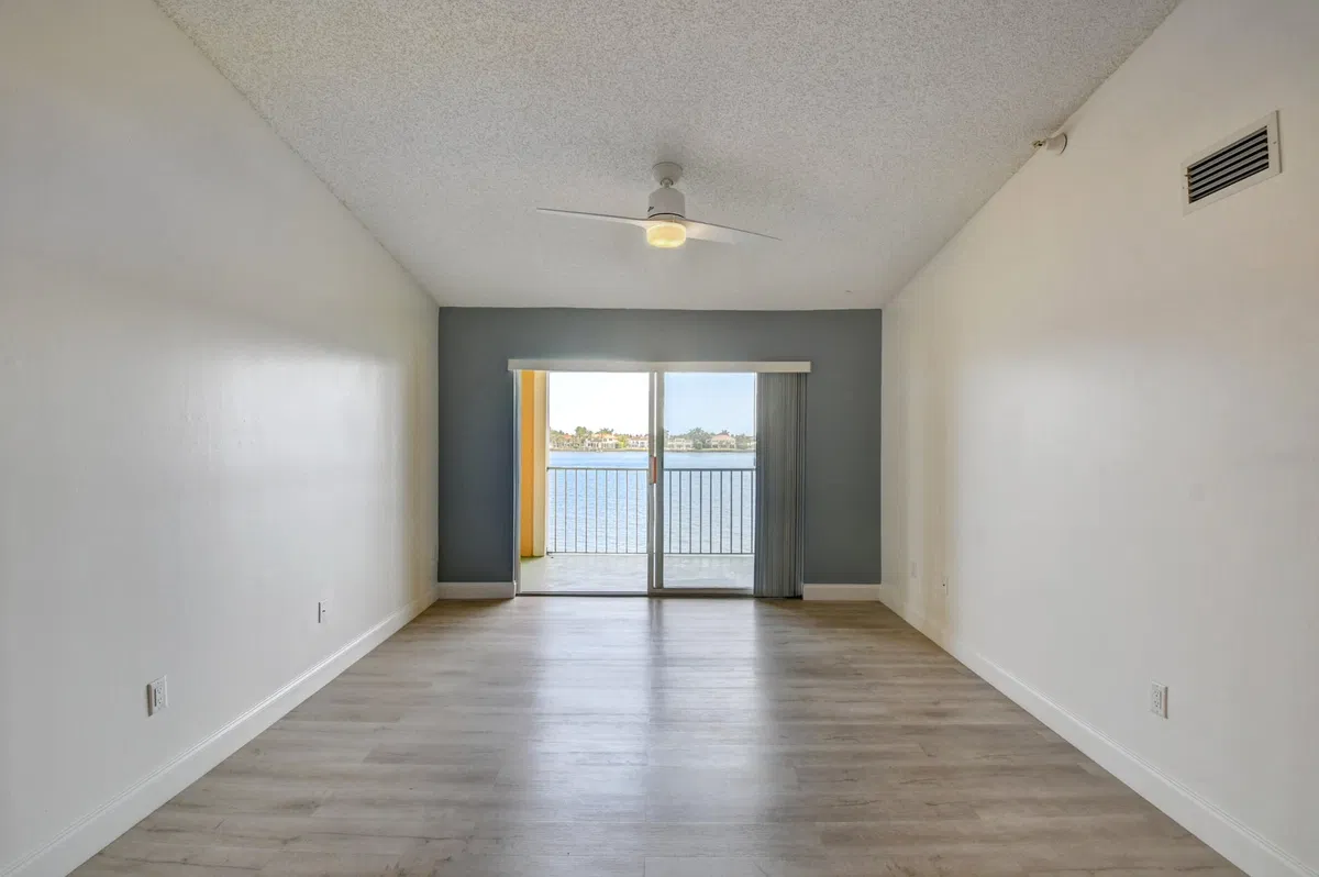 Unit 308 photo 7