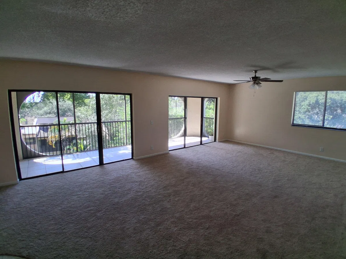 Unit 403 photo 4