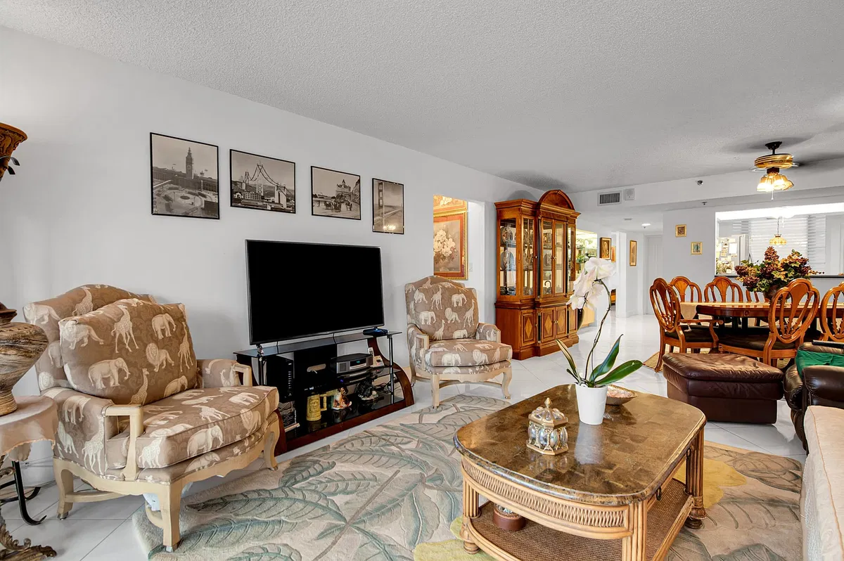 Unit 406 photo 10
