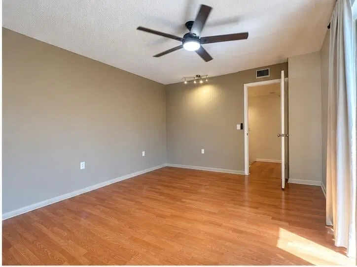 Unit 5711 photo 10