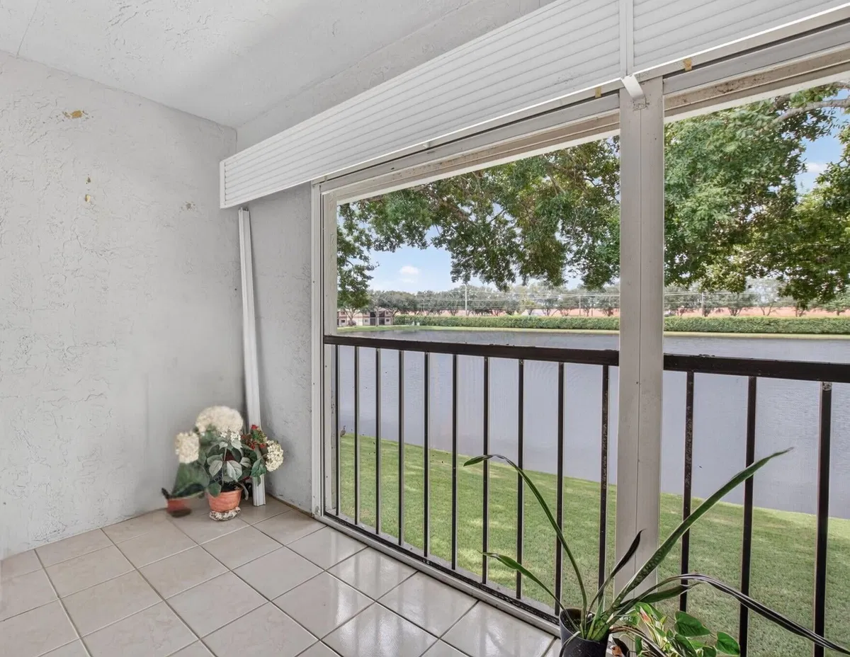 Unit 61 photo 16