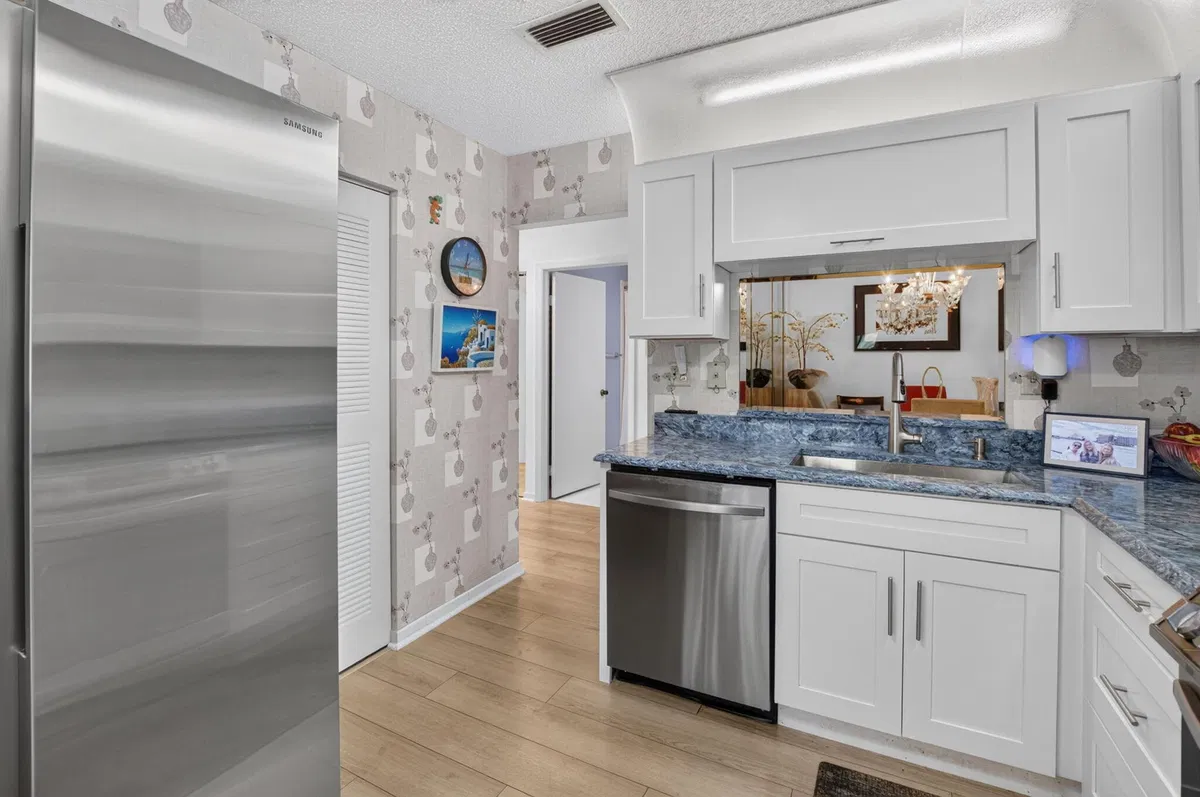 Unit 61 photo 22