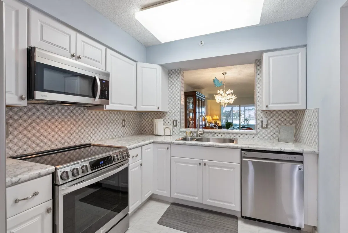 Unit 206 photo 4