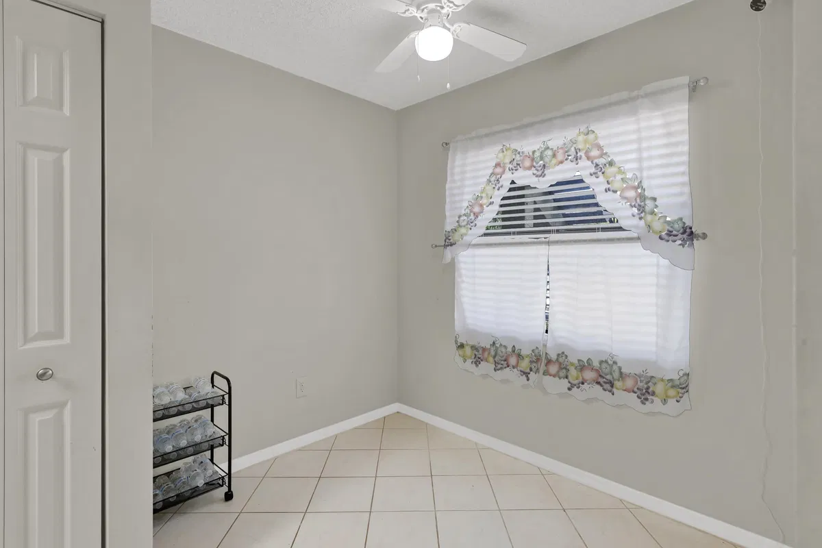 Unit 615 photo 16