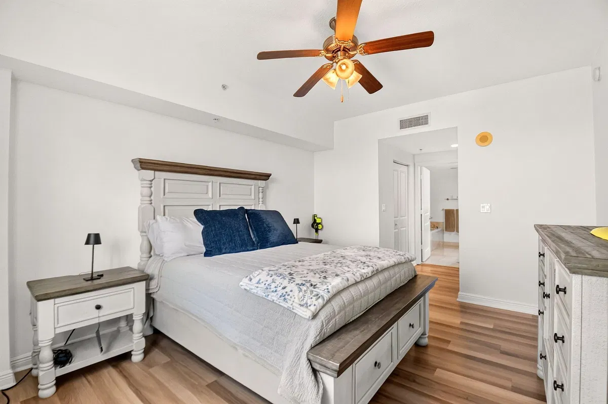 Unit 813 photo 7