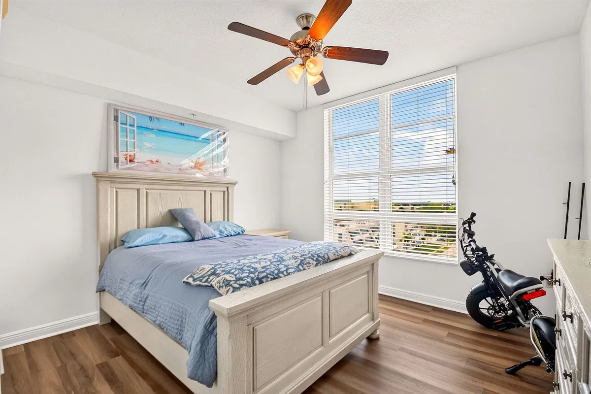 Unit 813 photo 13