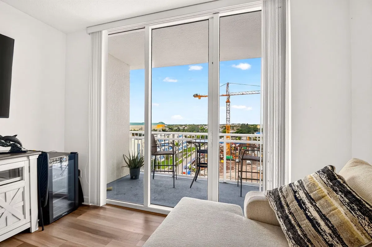 Unit 813 photo 16