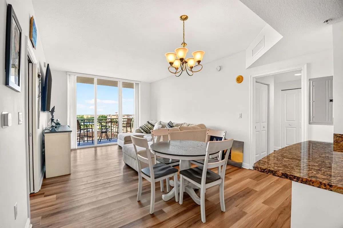 Unit 813 photo 19