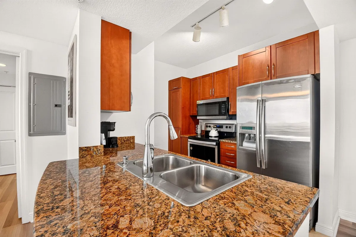 Unit 813 photo 22