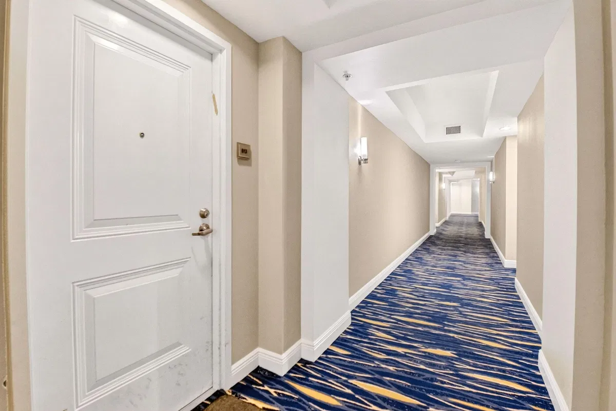 Unit 813 photo 25