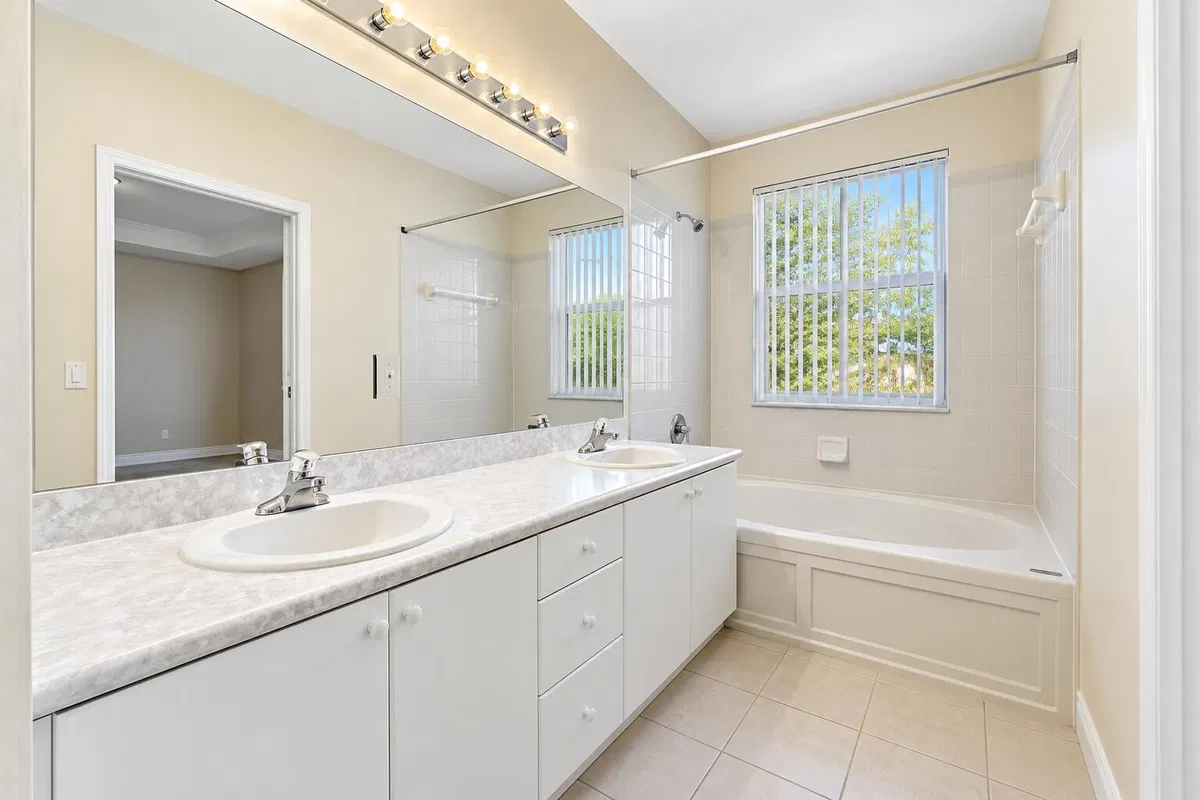 Unit 2247 photo 16