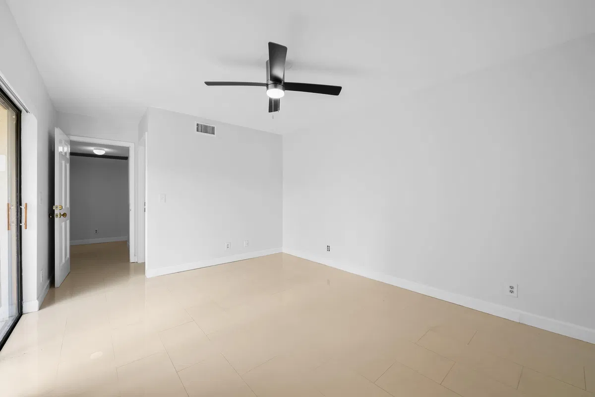 Unit B photo 19