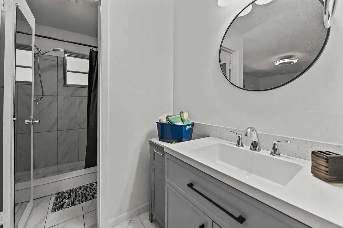 Unit C photo 16