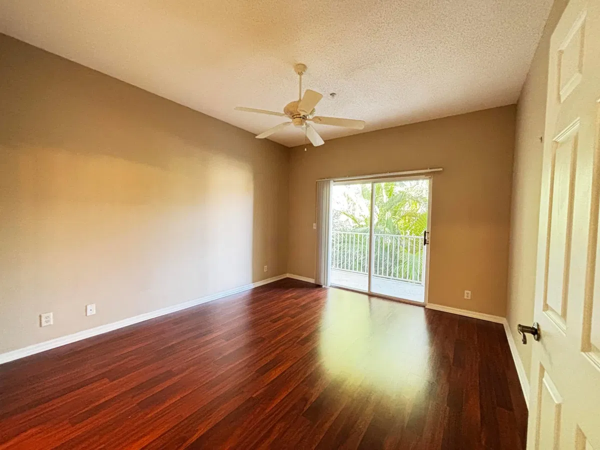 Unit H photo 16