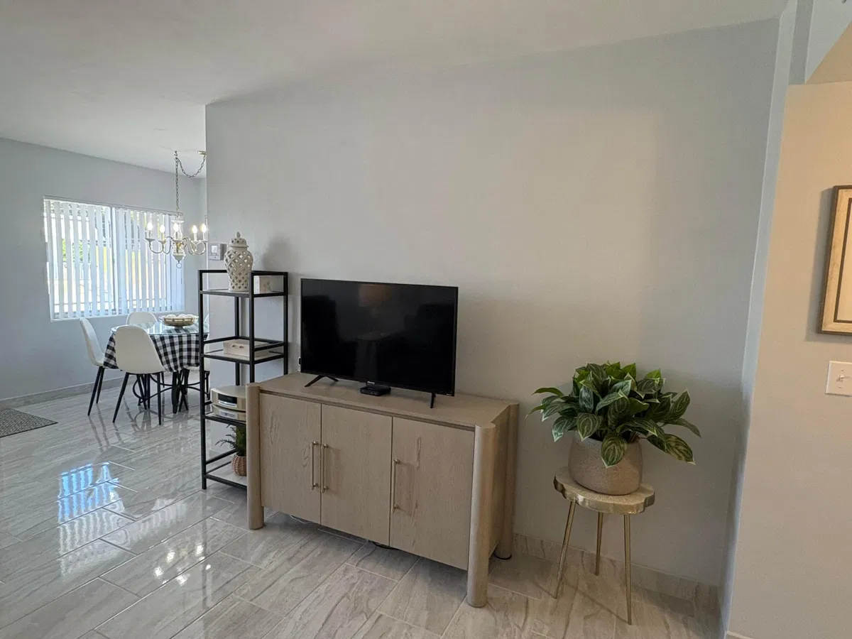 Unit 206 photo 4