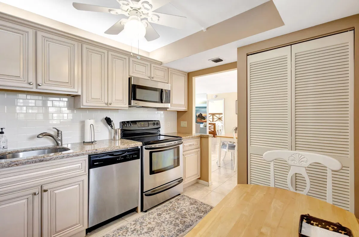 Unit 209 photo 4
