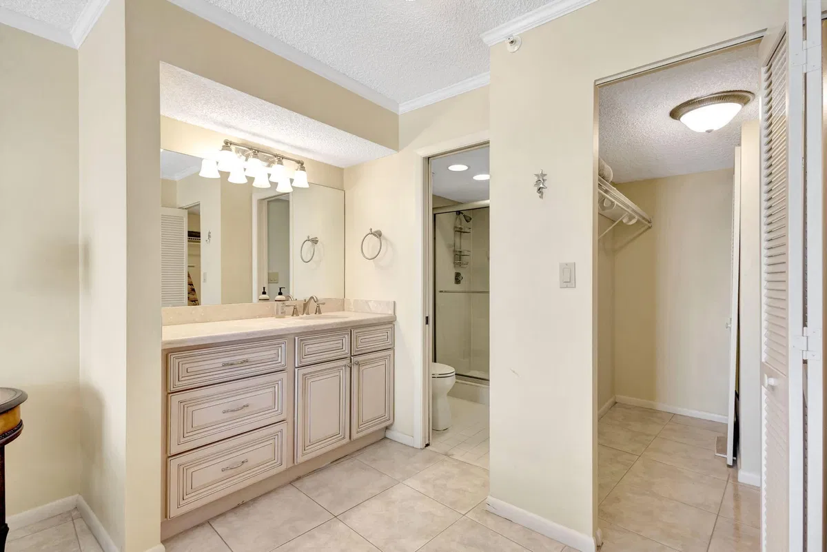 Unit 209 photo 13