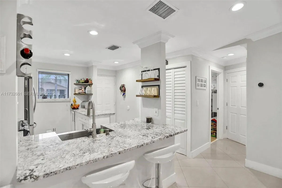 Unit 1208 photo 7