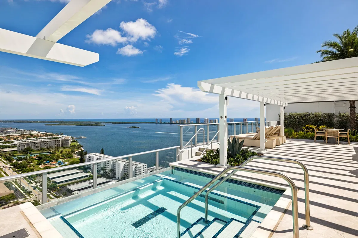Nautilus 220 Unit 612 photo 43