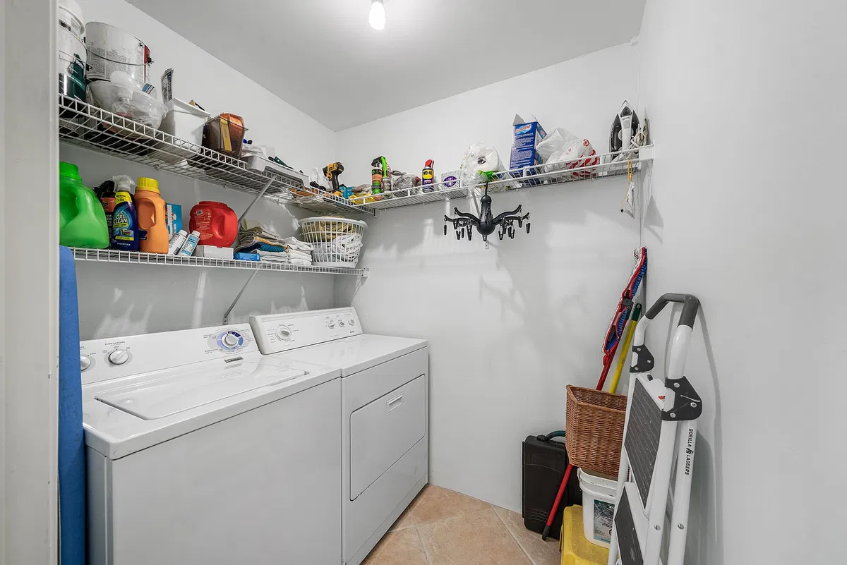 Unit B photo 31