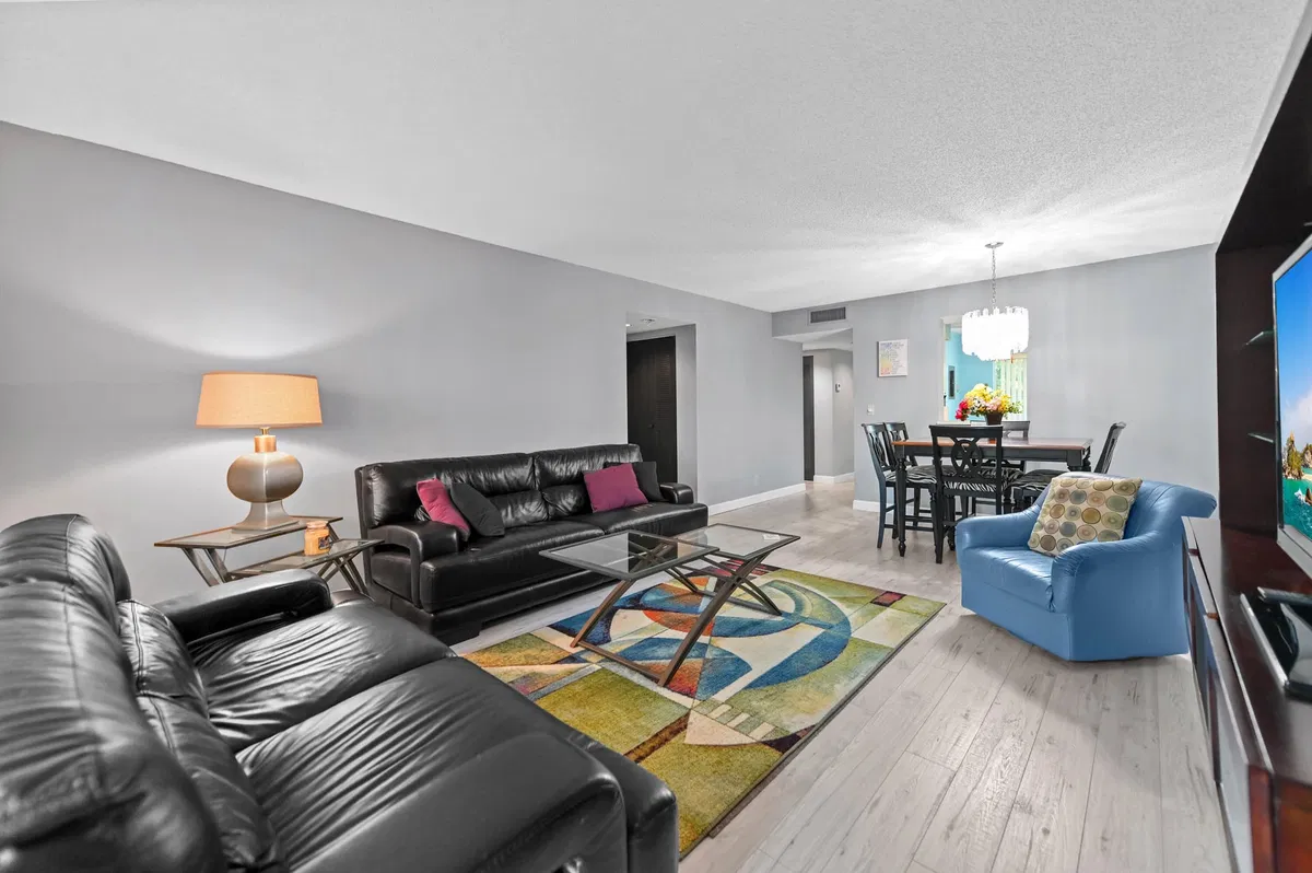 Unit 402 photo 4