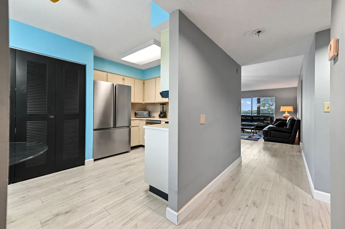 Unit 402 photo 7