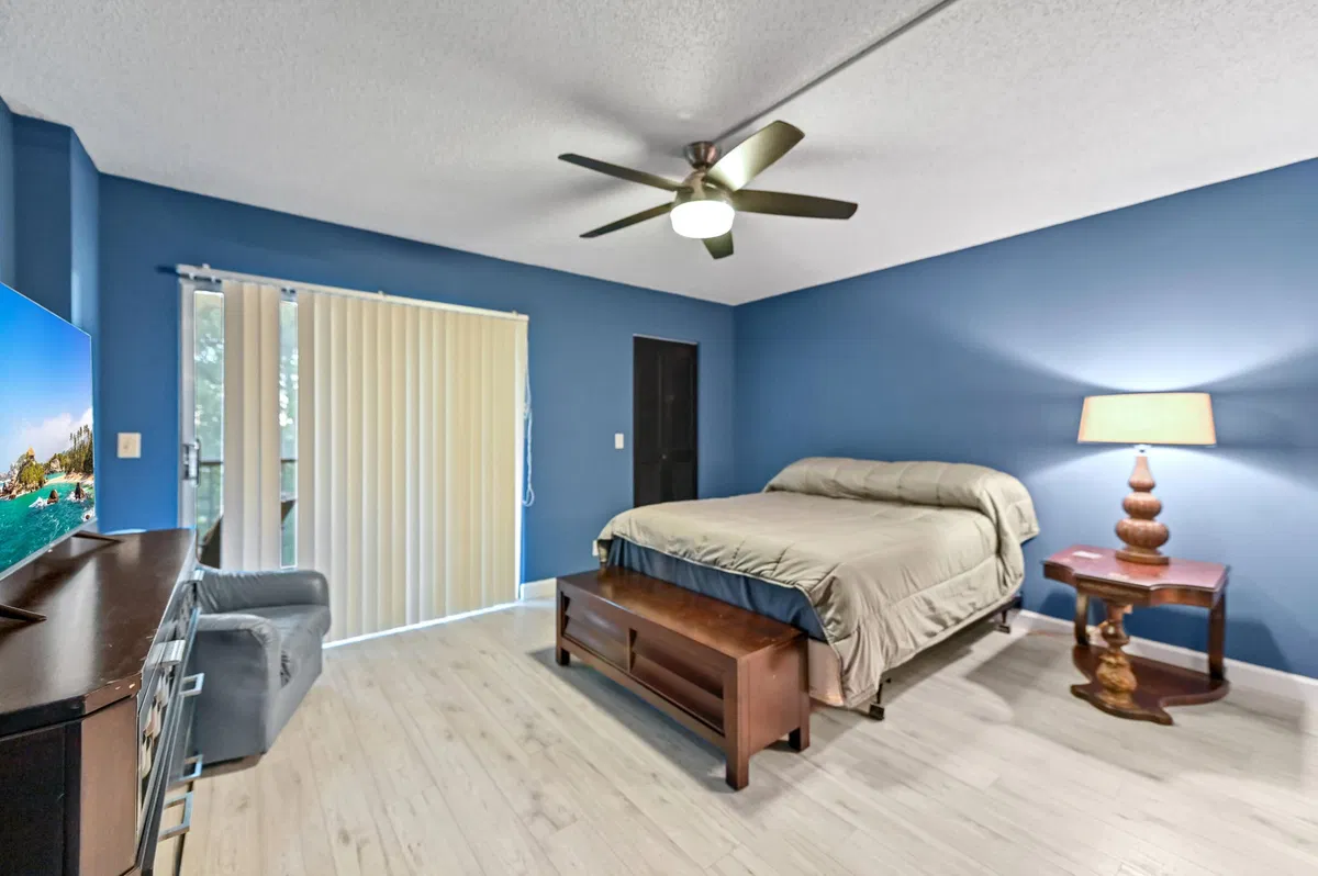 Unit 402 photo 13
