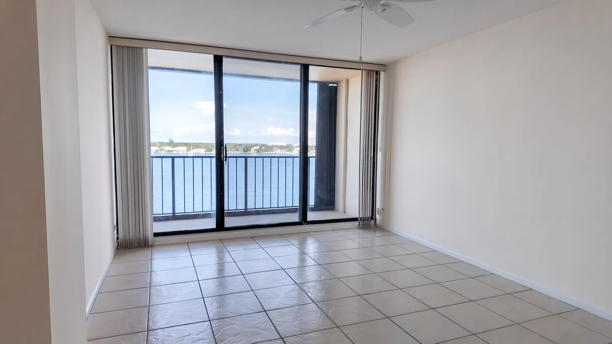  Unit 821 photo 16