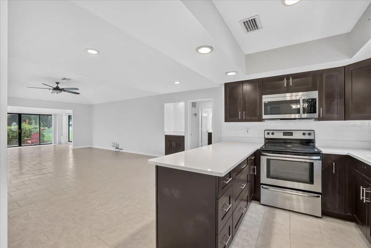 Eastpointe Country Club Residence photo 10