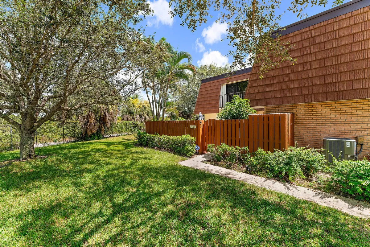 Unit 2610 photo 4