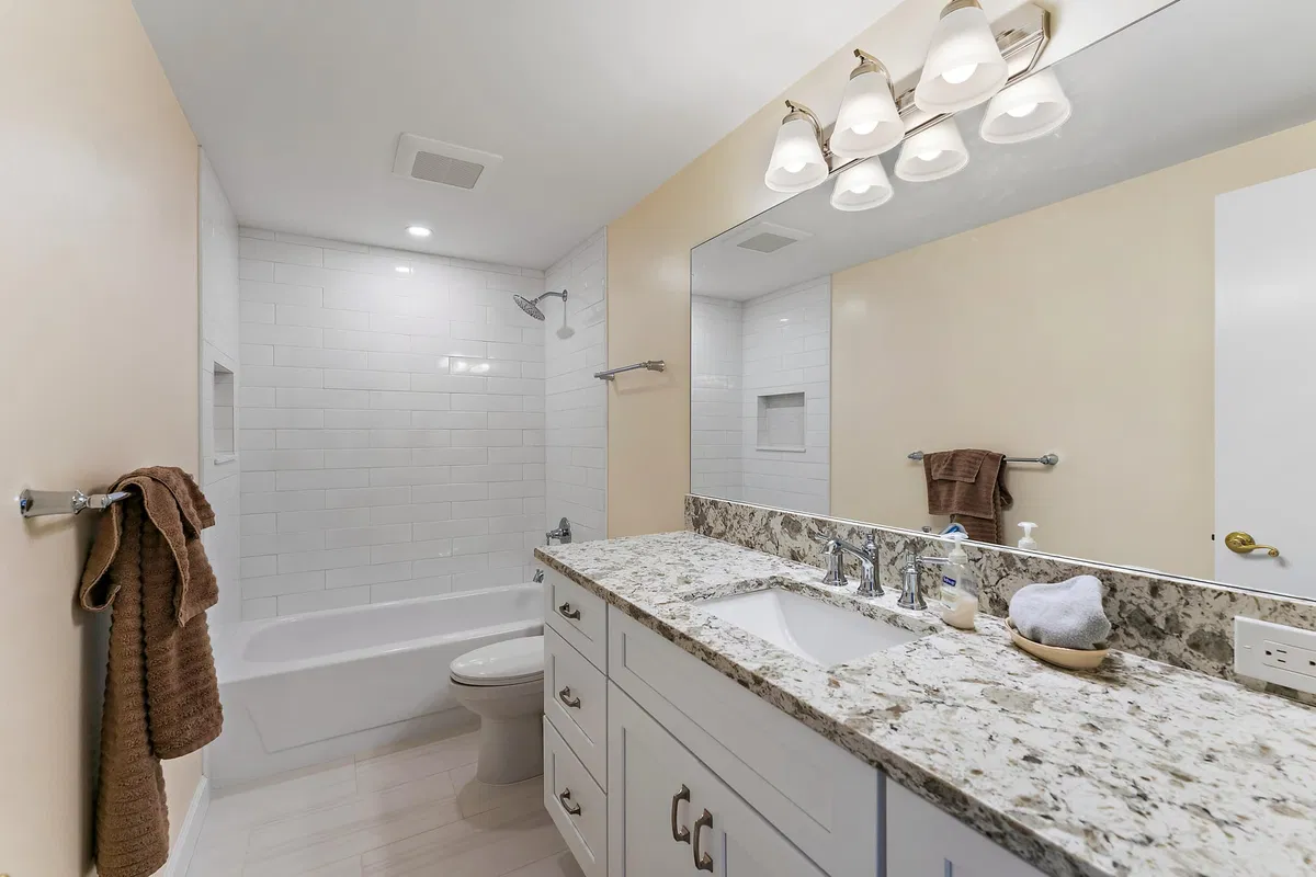 Unit 2610 photo 19