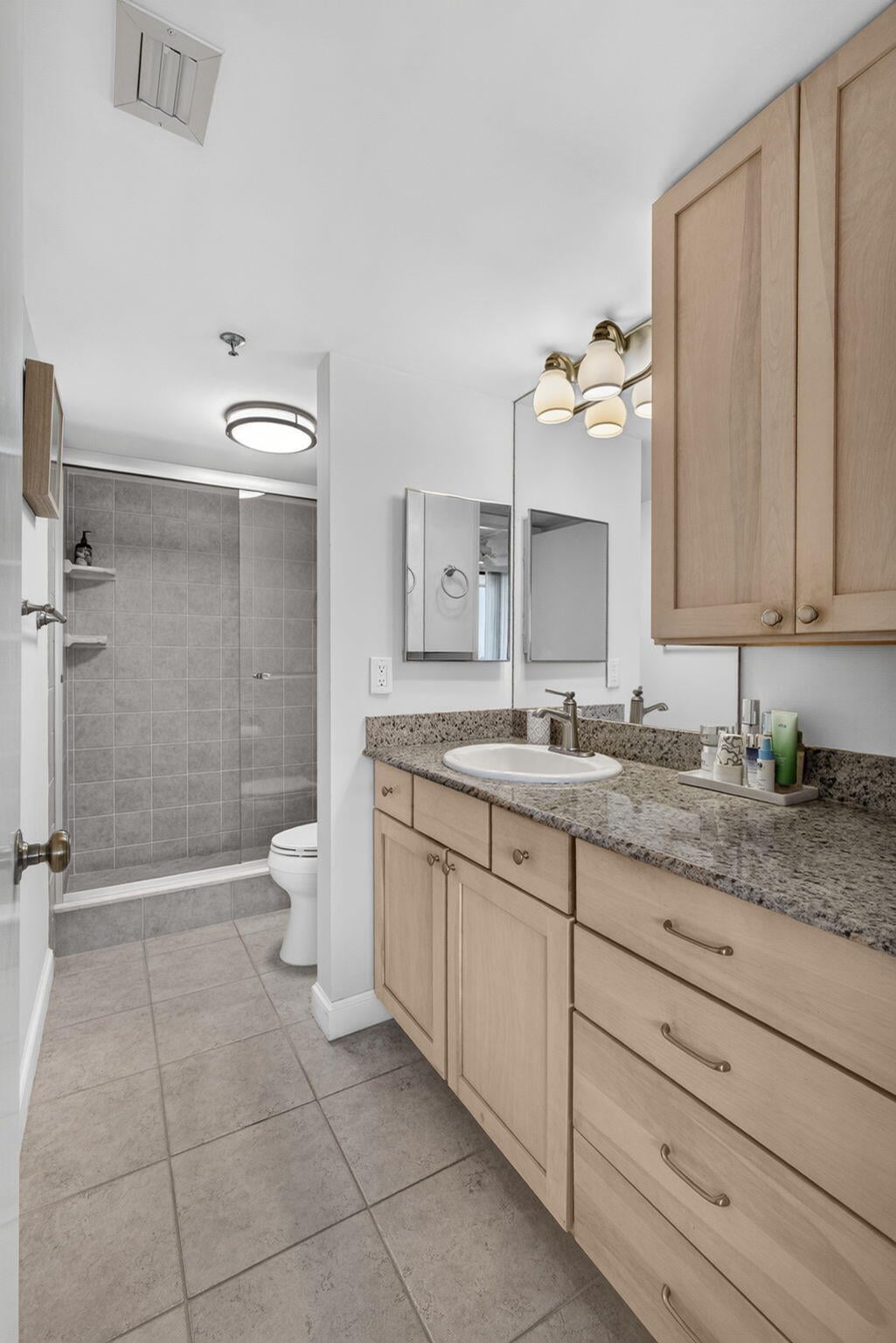  Unit 521 photo 16