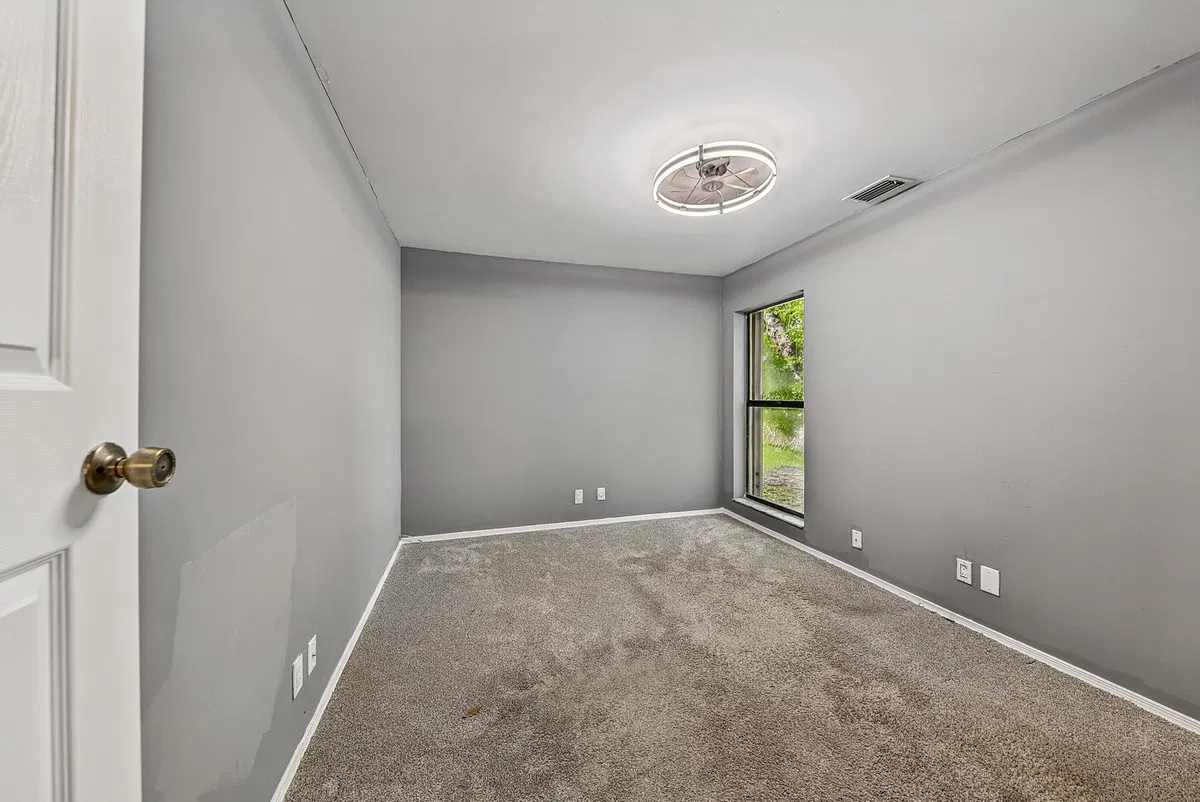 Unit B photo 28