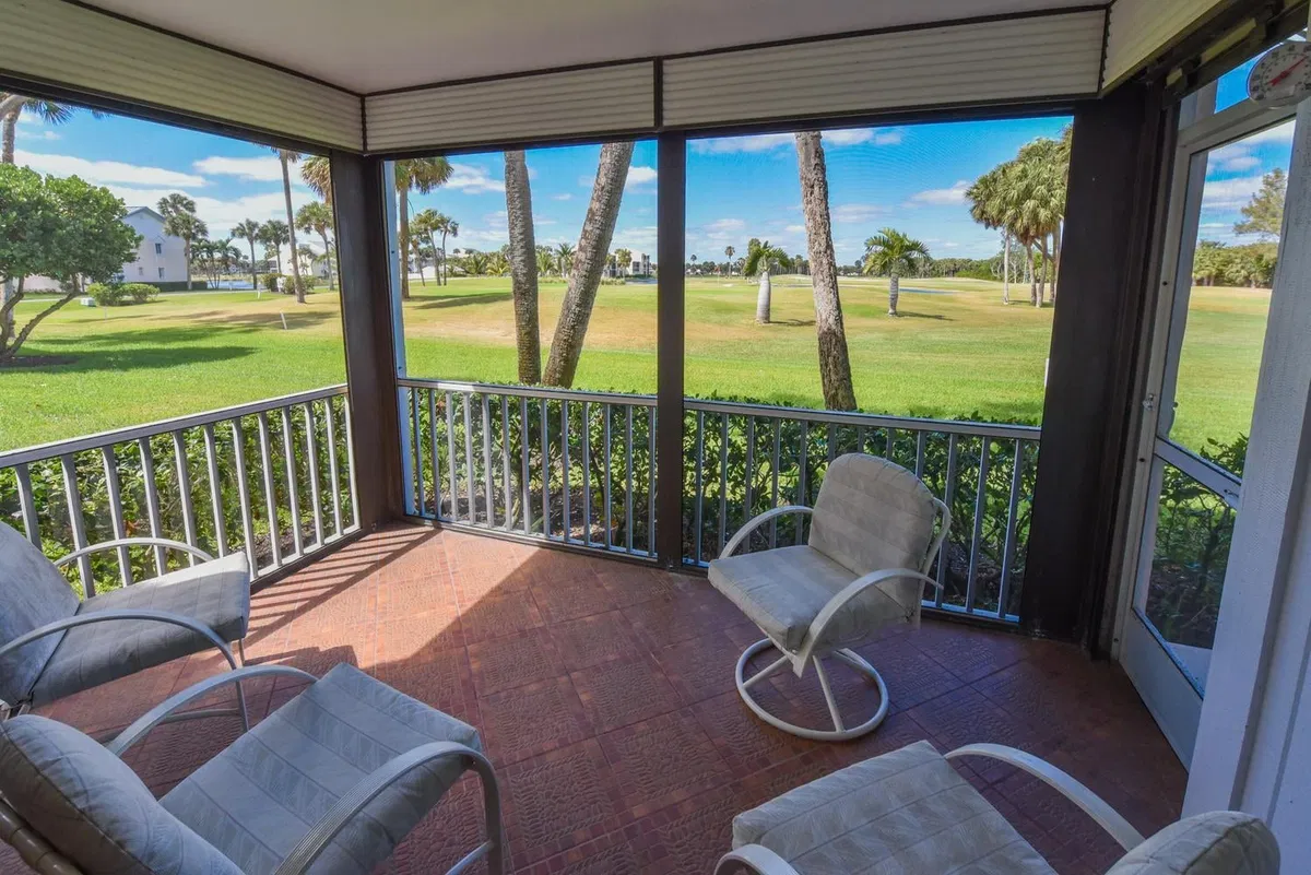 Unit 4002 photo 4