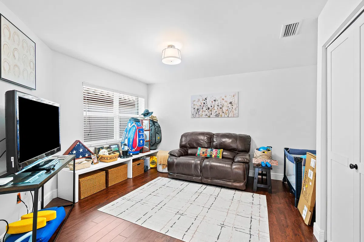 Residence photo 16