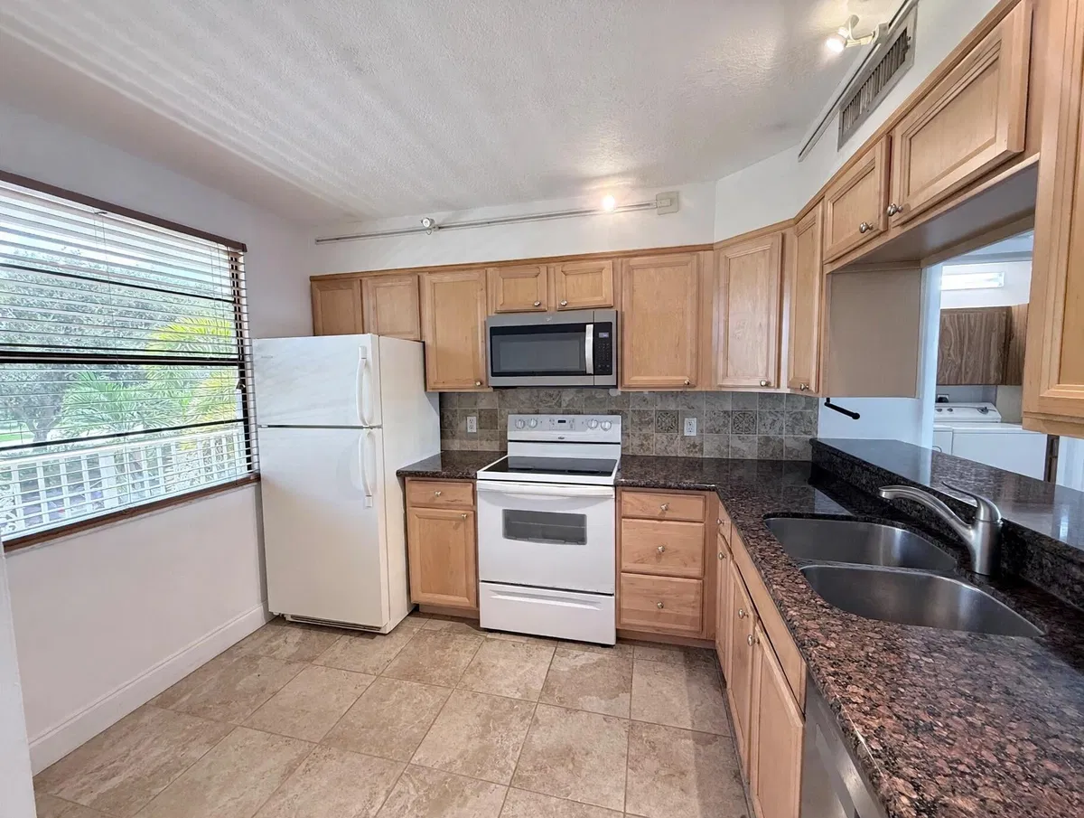 Unit 306 photo 4