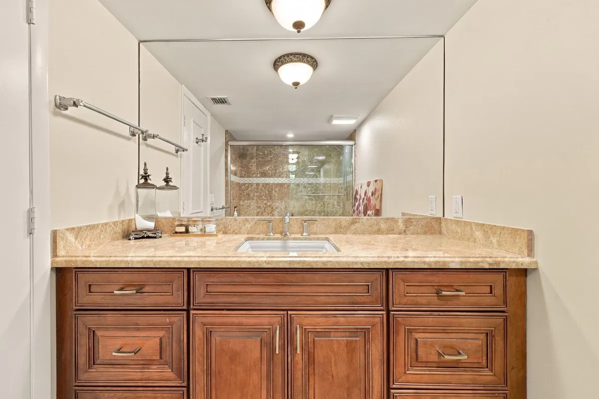 Unit 211N photo 52