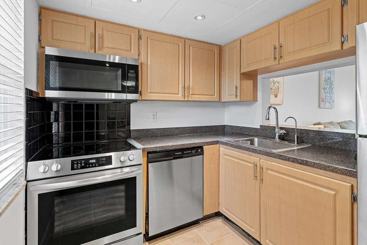 Unit 247 photo 10