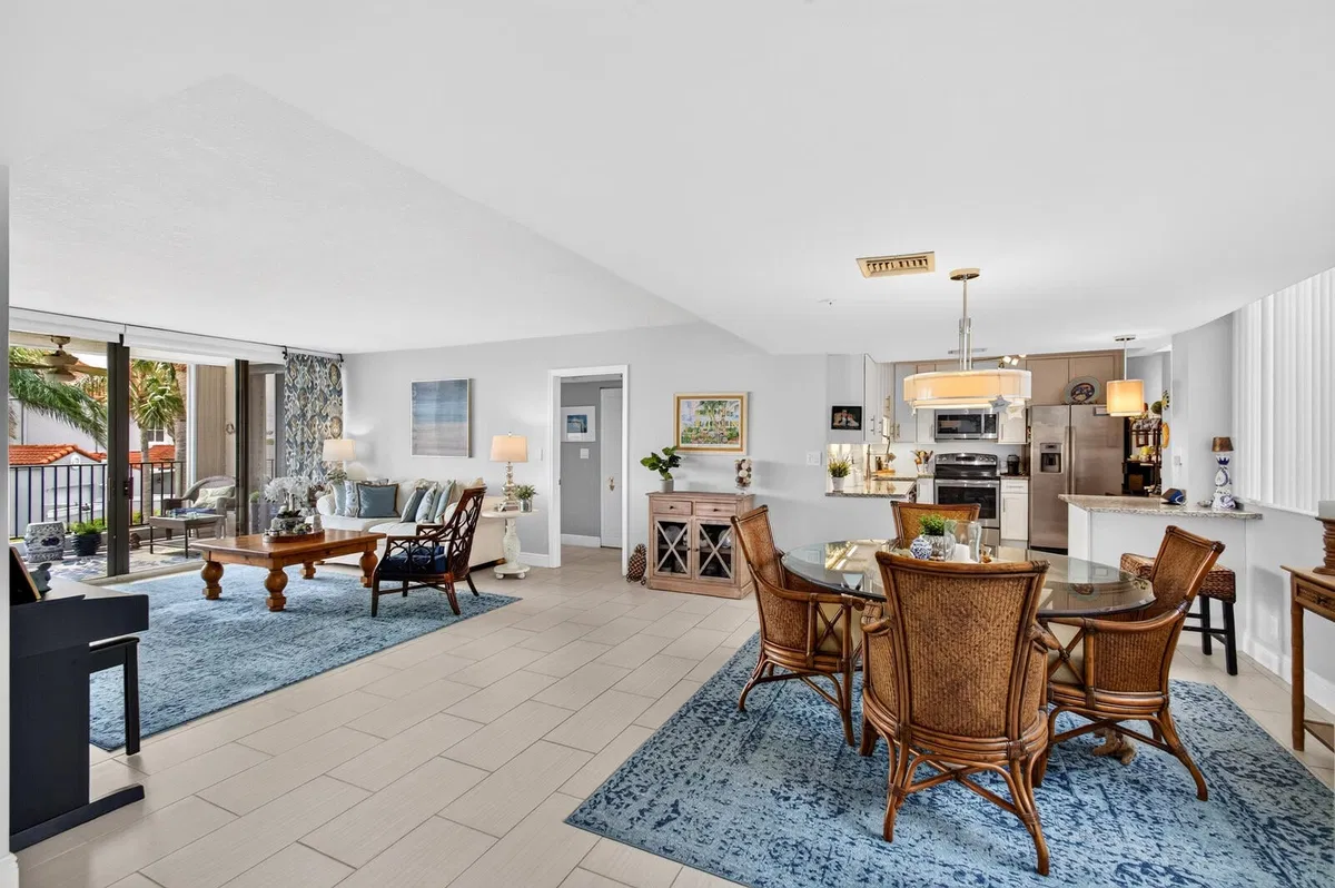 Unit 2010 photo 10